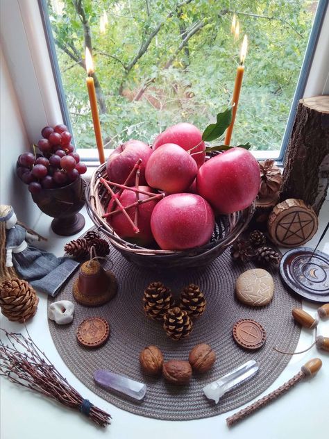 Fall Equinox Altar, Autumn Altar Ideas, Autumn Equinox Altar, Mabon Pictures, Mabon Altar Ideas, Mabon Alter, Mabon Decor, Mabon Aesthetic, Fall Altar