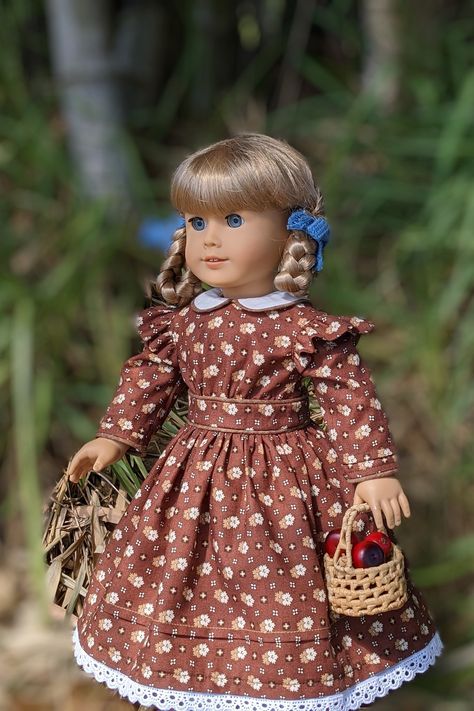 Kirsten in a brown floral cluster dress. AGPastime Kirsten Larson Aesthetic, Kirsten American Girl, Ag Doll Hairstyles, American Girl Kirsten, Kirsten Larson, Historical Garments, American Girl Felicity, American Girl Doll Samantha, American Girl Dress