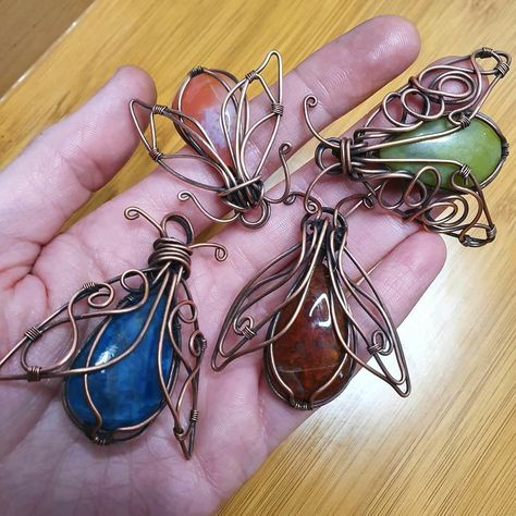 Copper Wire Art, Wire Wrapped Stone Jewelry, Wire Wrap Jewelry Designs, Wire Wrapped Jewelry Diy, زجاج ملون, Wire Jewelry Designs, Wire Wrapping Crystals, Wire Wrapping Stones, Diy Wire Jewelry