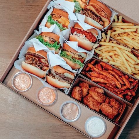 food Sandwich Boxes For Party, Burger Packaging Ideas, Box Lunch Ideas Catering Food, Boxed Lunch Catering, Burger Aesthetic, Burger Business, Party Lunch Boxes, Burger Packaging, Burger Party