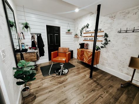 Trendy Hair Salon Decor, Small Salon Suite Ideas Rustic, Cottage Salon Ideas, Hair Stylist Booth Decor, Rustic Salon Suite Ideas, Small Boho Hair Salon, Personal Hair Salon Room, Hair Stylist Suite Ideas, Western Theme Hair Salon