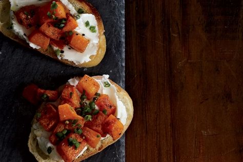 Roasted Squash and Goat Cheese Crostini Lemony Salad, Squash Appetizer, Delicious Party Appetizers, Holiday Appetizer Ideas, Recipes For Hosting, Squash And Goat Cheese, Yummy Appetizers Parties, Cheese Crostini, Goat Cheese Crostini