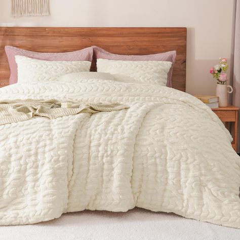 PRICES MAY VARY. Cozy & Warm: Crafted from 280 GSM tufted sherpa fleece on the front and ultra-soft 220 GSM flannel fleece on the reverse, this comforter features 270g of premium polyester microfibre filling for a cloud-like softness. It provides an exceptional level of warmth and comfort that you need to experience to believe. Perfect for snuggling up on cold nights, this faux fur comforter is sure to become your go-to companion for staying warm and cozy all year round. Luxurious Jacquard Desig Cream Colored Comforters, Cream Comforter Bedding, Cream Color Comforter, Rustic Comforter Sets Target, Tan Faux Fur Bedding, Target Faux Fur Comforter, Bed Comforter Tan, Fluffy Cream Comforter, Neutral Bedding Sets