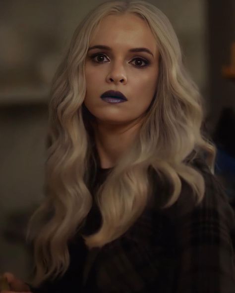 Caitfrost on Instagram: “The flash 7x06 Frost 😍😍😍😍🌬🌬🌬🌬💨💨💨💨💨❄️❄��️❄️❄️❄️❄️❄️❄️💙💙💙💙💙💙💙💙💙💙💙💙💙💙💙💙💙💙💙💙💙 @dpanabaker #daniellepanabakeredit #caitlinsnow #theflash…” Frost The Flash, Killer Frost, Danielle Panabaker, Bruce Wayne, The Flash, Flash, Long Hair Styles, Hair Styles, Hair