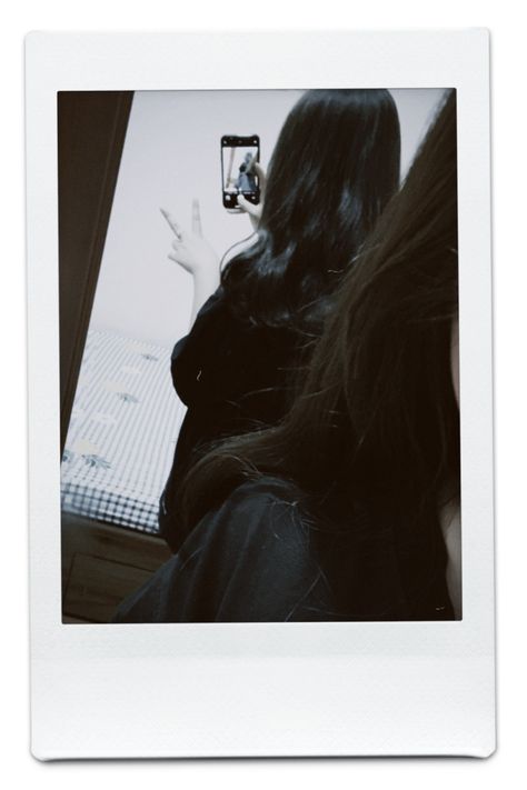 Girls Picturing No Face, Miror Pict Girl, Lowkey Selfie, No Face Profile, Face Profile, Cool Boy Image, Dreamy Photography, Iphone Wallpaper Hd Nature, Mirror Selfie Poses