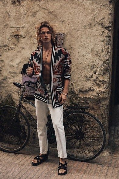 Biel Juste Models Moroccan-Inspired Style for Reserved Bohemian Outfit Men, Mode Coachella, Coachella Outfit Men, Boho Men Style, Bohemian Style Men, Festival Outfits Men, Moda Hippie, Boho Men, Estilo Hippie