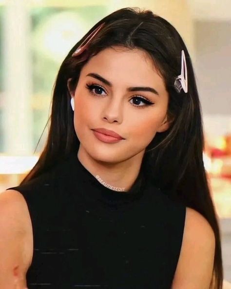 Maquillaje Selena Gomez, Selena Selena, Selena Gomez Makeup, Selena Gomez Hair, Light Makeup Looks, Celebrity Memes, Selena Gomez Photoshoot, Selena Gomez Cute, Celebrity Makeup Looks