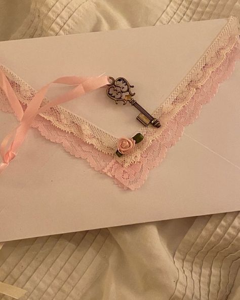 Within details’s Instagram photo: “Follow @mia.pasfield 💌” Penpal Envelope Ideas Aesthetic, Valentines Coquette Aesthetic, Angel Pink Aesthetic, Envelopes Aesthetic, Envelope Aesthetic, Aesthetic Envelope, Romantic Academia, Estilo Hippy, Pink Envelopes