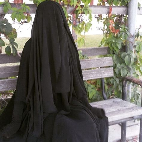 Burqa Fashion, Allah Is Watching, Niqab Fashion, Hijab Niqab, Muslimah Aesthetic, Islamic Girl, Niqab, Modest Fashion, Muslim Fashion