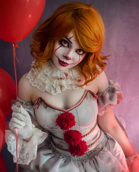 Female Pennywise Costume, Clown Costume Women, Pennywise The Dancing Clown, Halloween Photoshoot, Clown Costume, Fantasias Halloween, Cosplay Characters, Halloween Photos, Geek Girls