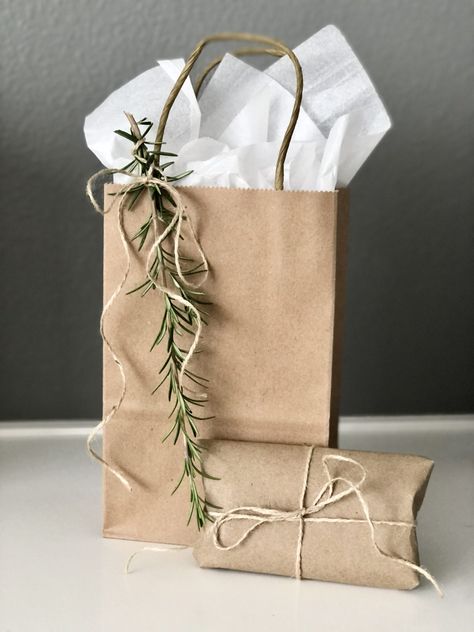 Small Gift Bags Diy, Diy Gift Wrapping Tutorial, Brown Paper Gift Bags, Salt Clay, Xmas Gift Wrap, Gift Tag Printable, Decorated Gift Bags, Christmas Gift Packaging, Gift Bags Diy