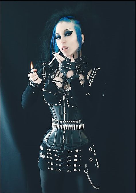 Smoking hot... hur hur hur how punny! Razor Candi, Candy Images, Candy Pictures, Goth Chic, Goth Model, Young Blood, Gothic Clothes, Bodo, Gothic Beauty