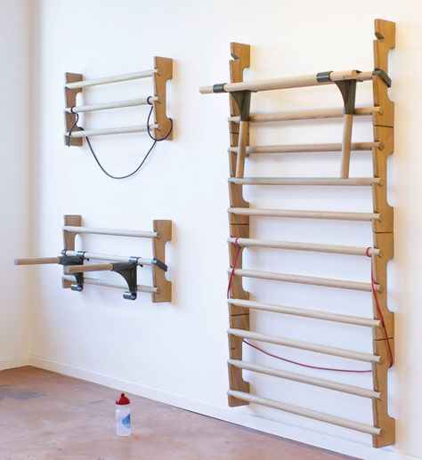 work out in style with atelier oraviva's solid oak wall bar Workout Room Decor, Wall Bars, Backyard Gym, Diy Gym Equipment, Workout Room Home, Personal Gym, Home Gym Garage, Diy Gym, Diy Home Gym