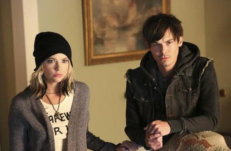 Caleb Pretty Little Liars, Ashley Benson And Tyler Blackburn, Disney Playlist, Tyler Blackburn, Pretty Little Liars Fashion, Hanna Marin, Abc Family, Ashley Benson, Tv Couples