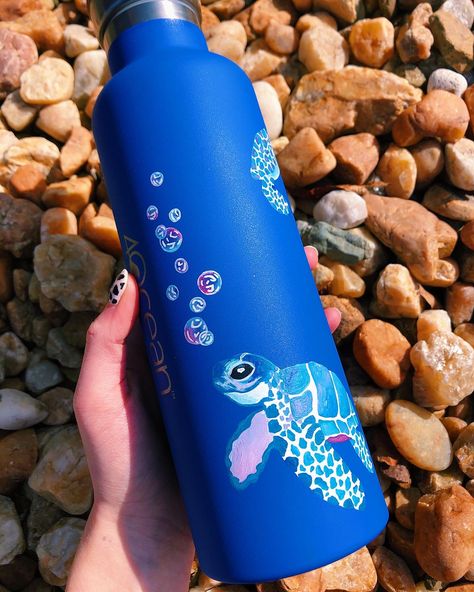 Painted Water Bottle, Hydro Painting, Flask Art, Painted Tumblers, Custom Hydro Flask, Water Bottle Art, Shark Painting, Drawing Scenery, Secret Book