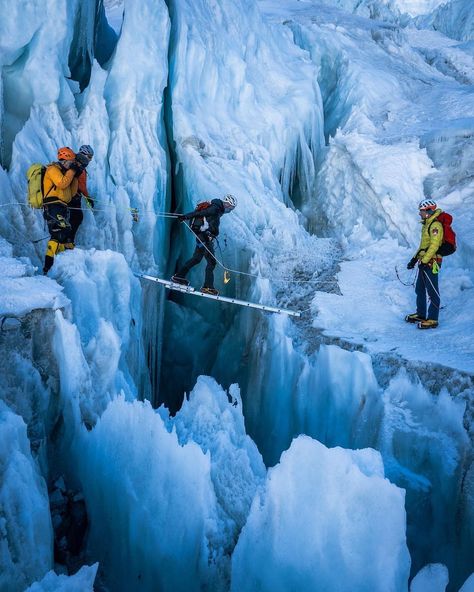 Mountain Planet’s Instagram post: “@eliasaikaly : Dorjee Gyelzen showing us how it’s done. . 📸 by @sherpapk . #Mountainplanet #mountaineering #mountains #hiking #trekking…” Mount Everest Photography, Mount Everest Summit, Everest Summit, Mountains Hiking, Adventure Sports, Extreme Sports, Show Us, Mountaineering, Social Media Design