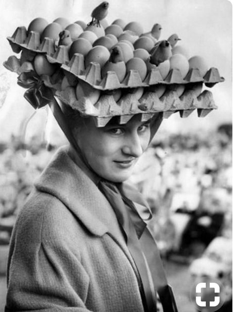 Eivrouw Easter Hat, Easter Hats, Vintage Blog, Crazy Hats, Easter Bonnet, Black And White Photograph, Funny Hats, Wearing A Hat, Photo Vintage