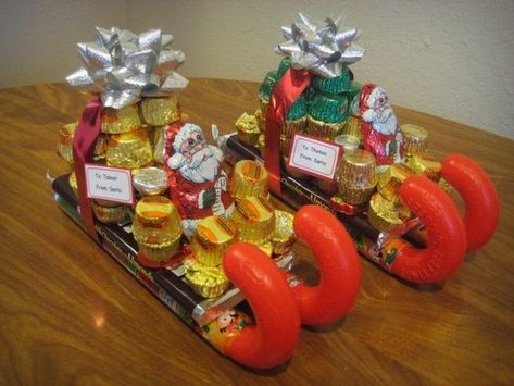 Candy Sleighs, Christmas Candy Crafts, Candy Sleigh, Xmas Candy, Christmas Candy Gifts, Candy Ideas, Candy Bouquets, Easy Diy Christmas Gifts, Santa Candy