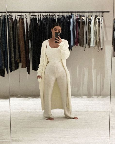 Linen Lounge Wear, Cozy Dress Outfit, Estilo Kim Kardashian, Khloe Kardashian Photos, Boot Cut Leggings, Kim Kardashian West, Causal Outfits, Kardashian Style, Cozy Knit