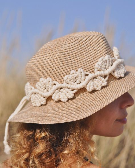 Inspired by nature 🌿 This macrame hat decor can also be used as a belt, necklace, curtain tie or as an addition to a classic wall hanging. This month projects inside your macrame community it’s all about nature, versatility and easy to carry macrame. Knot your macrame while at the beach 🏖️ or on the plane ✈️ Wear it and enjoy the compliments 😉 Fancy joining Your Macrame Community? 40% OFF 48hrs Flash Summer Sale Follow and comment ‘Summer Sale’ to get the link to join the best macrame c... Macrame Hat Band, Macrame Hat, Belt Necklace, Hat Decor, Macrame Boho, Macrame Knot, Head Dress, Macrame Patterns Tutorials, Curtain Ties