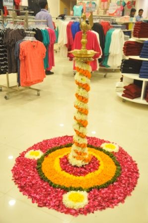 Lamp at the store Kuthu Vilaku Decoration With Flowers, Samai Decoration With Flowers, Vilakku Decoration, Vilaku Decoration, Indian Floral Decor, Diwali Decoration Lights, Flower Decoration For Ganpati, Home Flower Decor, Ganapati Decoration