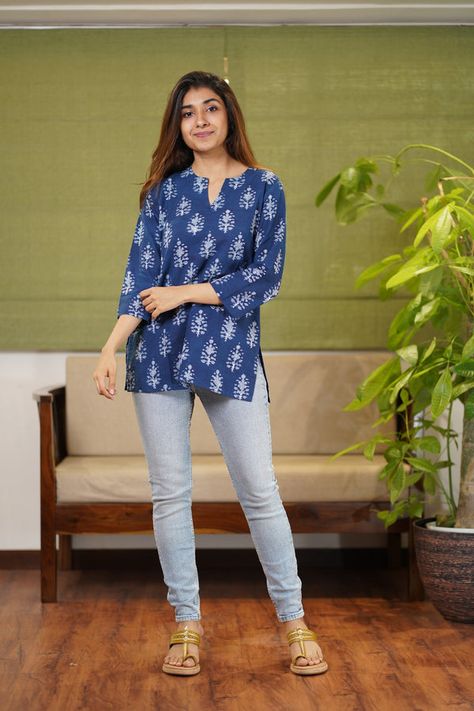 Short Tops For Girls, Short Kurtis For Jeans, Formal Kurti, Short Kurta Set, Trendy Cotton Tops, Short Kurti Designs, Cotton Short Tops, Kurti With Jeans, Simple Kurta