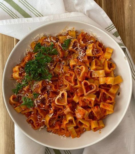 Get the best heart shaped pasta recipe here to help you prepare a great delicacy for  your loved ones during the christmas and valentine season Sommer Mad, Salad Pasta, God Mat, Good Eat, Think Food, Idee Pasto Sano, Food Goals, Food Obsession, Pretty Food