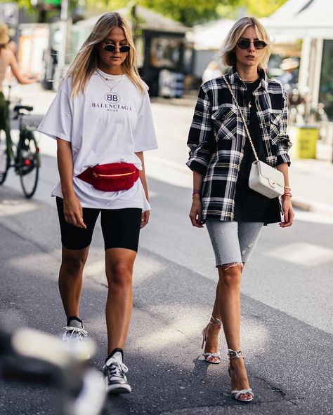 THECLCK on Instagram: “Cycling shorts are coming in hot at #CPHFW — love 'em or hate 'em? ✨@angelineilmast” Fanny Pack Outfit Street Styles, Italian Street Style, Fanny Pack Outfit, Cycling Shorts Outfit, Rihanna Street Style, Flannel Outfit, European Street Style, Biker Shorts Outfit, Walking Down The Street