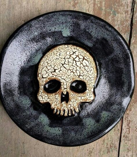 Cracked Skull, Skull Rock, Table Halloween, Goth Home, Décor Boho, Skull Decor, Ceramics Pottery Art, Ceramics Ideas Pottery, A Skull