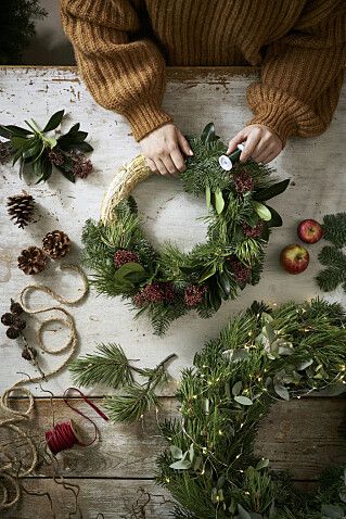 Julkransar Diy, Advent Wreath Diy, Hantverk Diy, Straw Wreath, Eco Friendly Christmas, Dark Christmas, Christmas Wreaths To Make, Navidad Diy, Small Bouquet