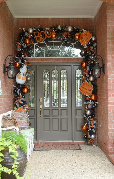 Show Me Decorating isn’t Scared of Halloween – Show Me Decorating Halloween Front Door Decorations, Halloween School Treats, Gate Decoration, Halloween Front Doors, Casa Halloween, Halloween Front Porch Decor, Halloween Cans, Halloween Garland, Halloween Front Porch