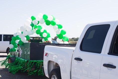 Homecoming Trailer Decorations, How To Decorate A Parade Trailer, 4h Float Ideas, Float Decorations Parade Diy, Parade Float Diy, Parade Float Ideas, Basketball Treats, Diy Balloon Arch, Homecoming Floats