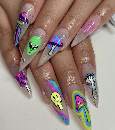 Trippy Smiley Nails, Dali Nails, 90 Nails The 90s Art Designs, Edc Nails Designs, Trippy Mushroom Nails, Alien Nails Design, Psychadelic Nails, Edc Orlando Outfits, Trippy Nail Designs