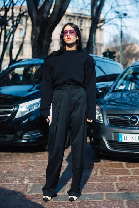 Street Style at Milan Fashion Week Fall/Winter 2017-2018 | Vogue France Mode Dope, Gilda Ambrosio, Italian Fashion Street, Tall Girl Fashion, Ootd Outfits, Total Black, Style Winter, The Best Street Style, Milan Fashion Weeks