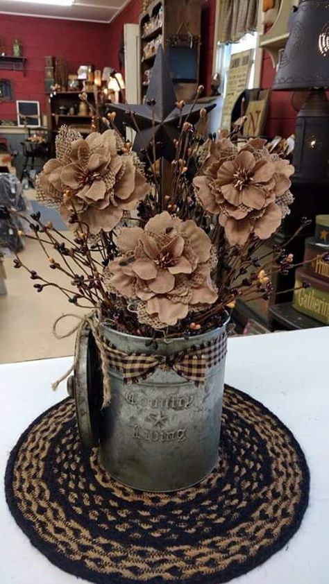 Shabby style...I would change the floral colors and change it up for the holidays. Country Flowers, Primitive Homes, Country Decorating, Prim Decor, Decor Shabby Chic, Primitive Kitchen, Primitive Decorating Country, Primitive Home, Primitive Crafts