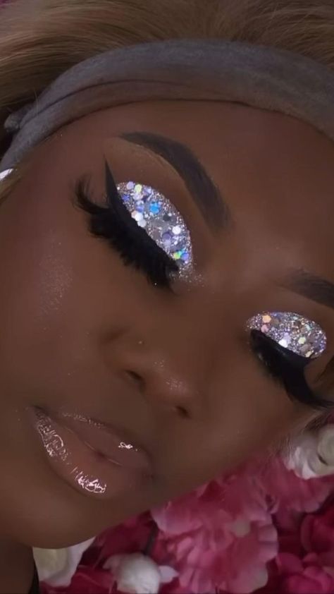 Makeup Looks Silver Glitter, Makeup Looks Silver, Sliver Makeup, Silver Glitter Makeup, Pink Glitter Makeup, Birthday Makeup Looks, Face Beat Makeup, Glitter Makeup Looks, Rhinestone Makeup