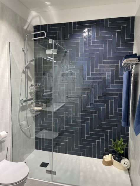 Blue Contemporary Bathroom, Navy Blue Tiled Bathroom, Midnight Blue Bathroom Ideas, Navy Blue Bathroom Tile, Dark Blue Tile Bathroom, Navy Tile Bathroom, Navy Blue Bathroom Walls, Blue Shower Tile Ideas, Blue Shower Tile