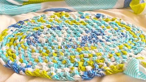 Amish Knot Rag Rug Tutorial, Amish Knot Rug Tutorial Free, Amish Knot Rag Rug How To Make, Toothbrush Rug Tutorial, Diy Rugs Easy, Diy Rugs Easy Large, Toothbrush Rug Instructions, Amish Rag Rug, Amish Knot Rug