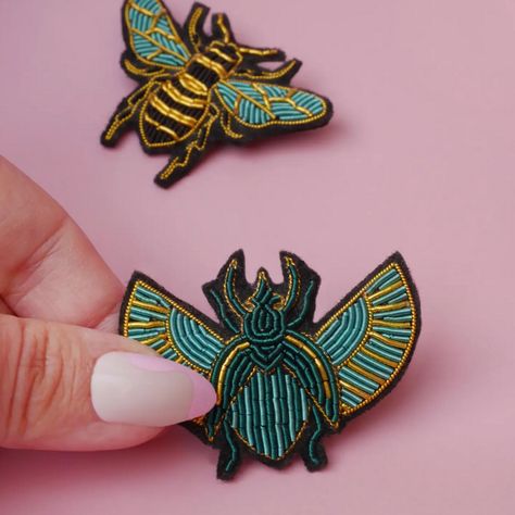 Easy Bead Embroidery Projects for Craft Enthusiasts Egyptian Beetle, Beetle Brooch, Beetle Insect, Brick Stitch Pattern, Bee Brooch, Gold Work, Brooches Handmade, Beaded Brooch, Brick Stitch