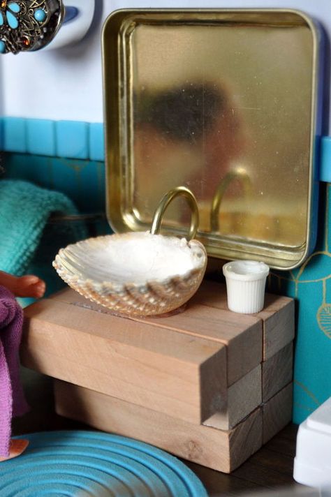 Doll House Bathroom Diy, Barbie Bathroom Diy, Diy Dollhouse Decorating Ideas, Dolls House Bathroom, Dollhouse Bathroom Diy, Upcycled Dolls, Joululahjat Diy, Sea Cottage, Mini Objects