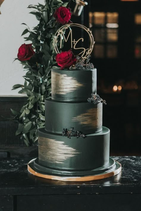 Black Green And Gold Wedding Cake, Black And Dark Green Wedding Cake, Dark Olive Green Wedding Theme, Dark Green Wedding Cake Ideas, Forest Green And Gold Wedding Cake, Hunter Green Wedding Cake, Black And Green Wedding Cake, Emerald Green Cake Ideas, Black Green Gold Wedding