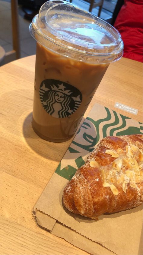 Starbucks Asthetic, Coffee Shop Aesthetic, Pretzel Bites, Food Food, Iced Coffee, Coffee Shop, Dessert Recipes, Cafe, Snacks