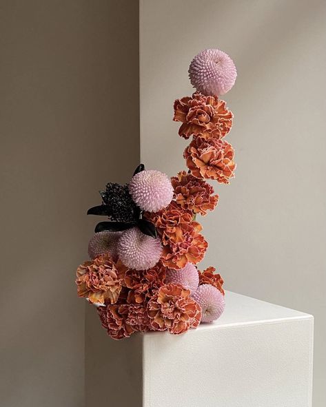 Weird Flower Arrangements, Architectural Flower Arrangements, Avant Garde Flower Arrangements, Futuristic Floral Arrangements, Avant Garde Floral Arrangements, Peony Floral Arrangements, Abstract Flower Arrangements, Architectural Flowers, Sculptural Flowers