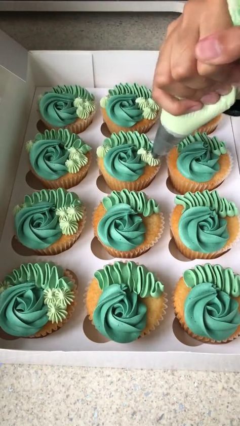 Multi Piped Cupcakes, Easy Icing Piping Ideas, Simple Beautiful Cupcakes, Unique Piping Tips, Cups Cakes Decorations, Piping Tip Techniques, How To Make Cute Cupcakes, Different Cupcake Frosting Techniques, St Patty Cupcakes