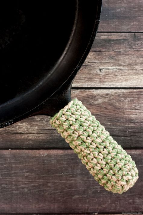 Skillet Handle Cover, Crochet Handles, Crochet Hot Pads, Cast Iron Handles, Crochet Geek, Easy Crochet Projects, Crochet Potholders, Pattern Simple, Crochet Kitchen