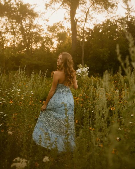 Southern Belle 🤝🏼 Midwest Photographer Senior Picture Ideas Long Dress, Southern Photoshoot, Wildflower Photoshoot, Grad Shoot, Senior Photography Poses, Vintage Photoshoot, Senior Picture Ideas, Grad Pics, Capture Memories