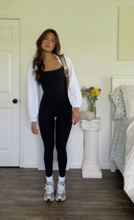 Cold Summer Night Outfit, Cute Rainy Day Outfit Spring, Business Athleisure, Outfit Trenchcoat, Rainy Spring Outfit, New Balance 530 Outfit, Gym Baddie, Lulu Fits, Trenchcoat Outfit