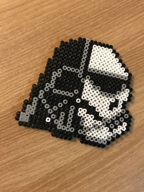 Pyssla beads Star Wars face off Perler Beads Ideas Star Wars, Star Wars Melty Beads, Star Wars Pearl Beads, Star Wars Bead Pattern, Starwars Perler Bead Patterns, Perler Star Wars, Perler Beads Star Wars, Star Wars Perler Bead Patterns, Star Wars Pixel Art