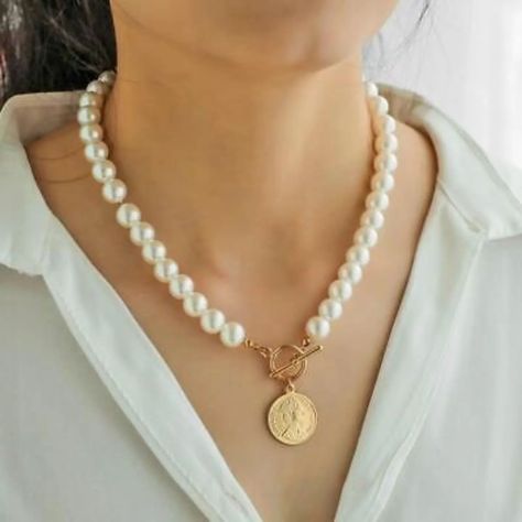 Coin Glass Pearl Choker ᰔᩚ 🤍🧡💛 Visit our website or dm us to Order Follow @kareenix.co #jewelry #KoreanJewelry #pearlnecklace #necklace #trending Coin Choker, Korean Jewelry, Pearl Choker, Pearl Necklace