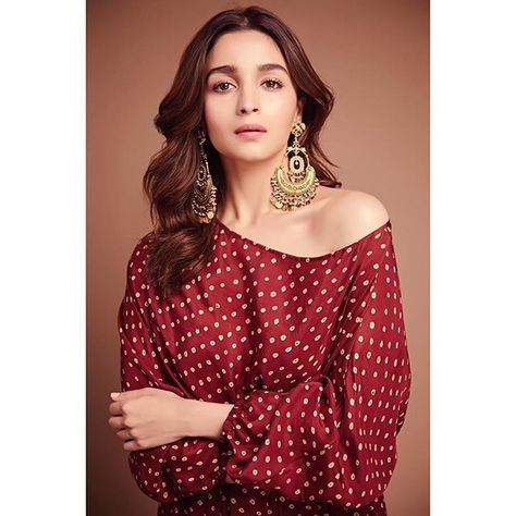 Chic Bridal Style Earning, Get That Enchanting Look That Will Catch Everyone’s Attention On Your D-Day! Allia Bhatt, Aliya Bhatt, Alia Bhatt Photoshoot, Beautiful Red Dresses, Indian Look, Varun Dhawan, Bollywood Style, Shorts Style, Alia Bhatt